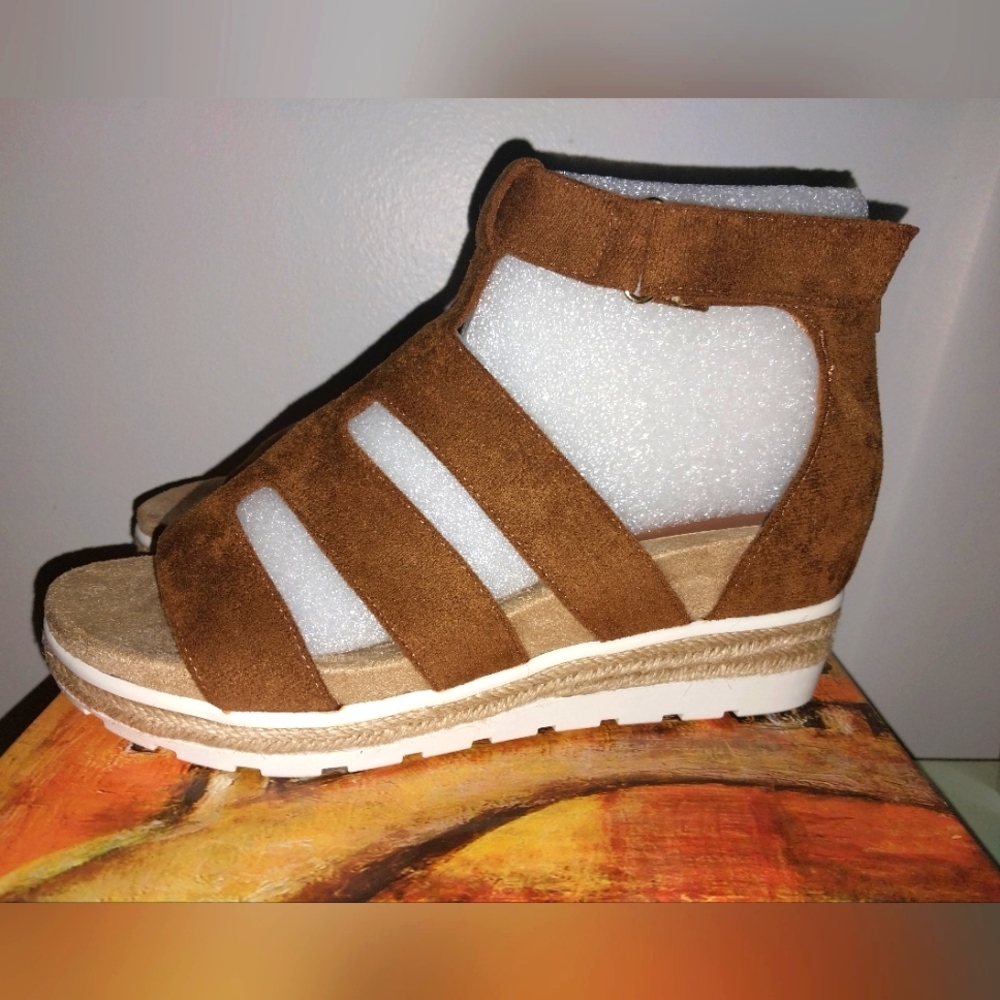 New in box. Womens size 7 Wide. Brand: Bella Vita Color: Brown